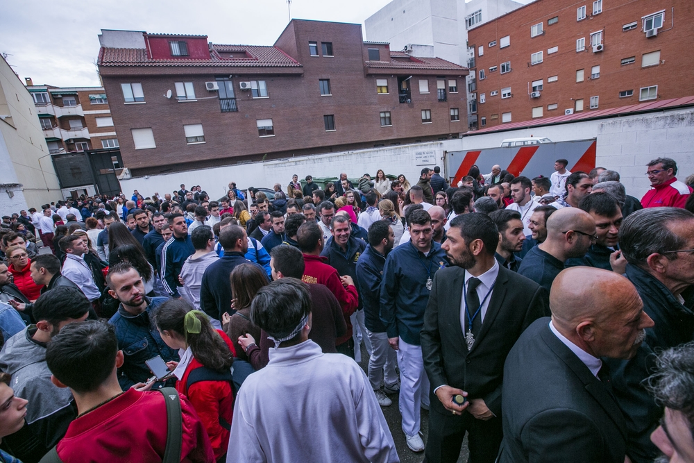 Procesión suspendia del Jueves Santo, gente llorando, costaleros y nazarenos llorando en el guarda pasos, semana santa, lluvia  / RUEDA VILLAVERDE