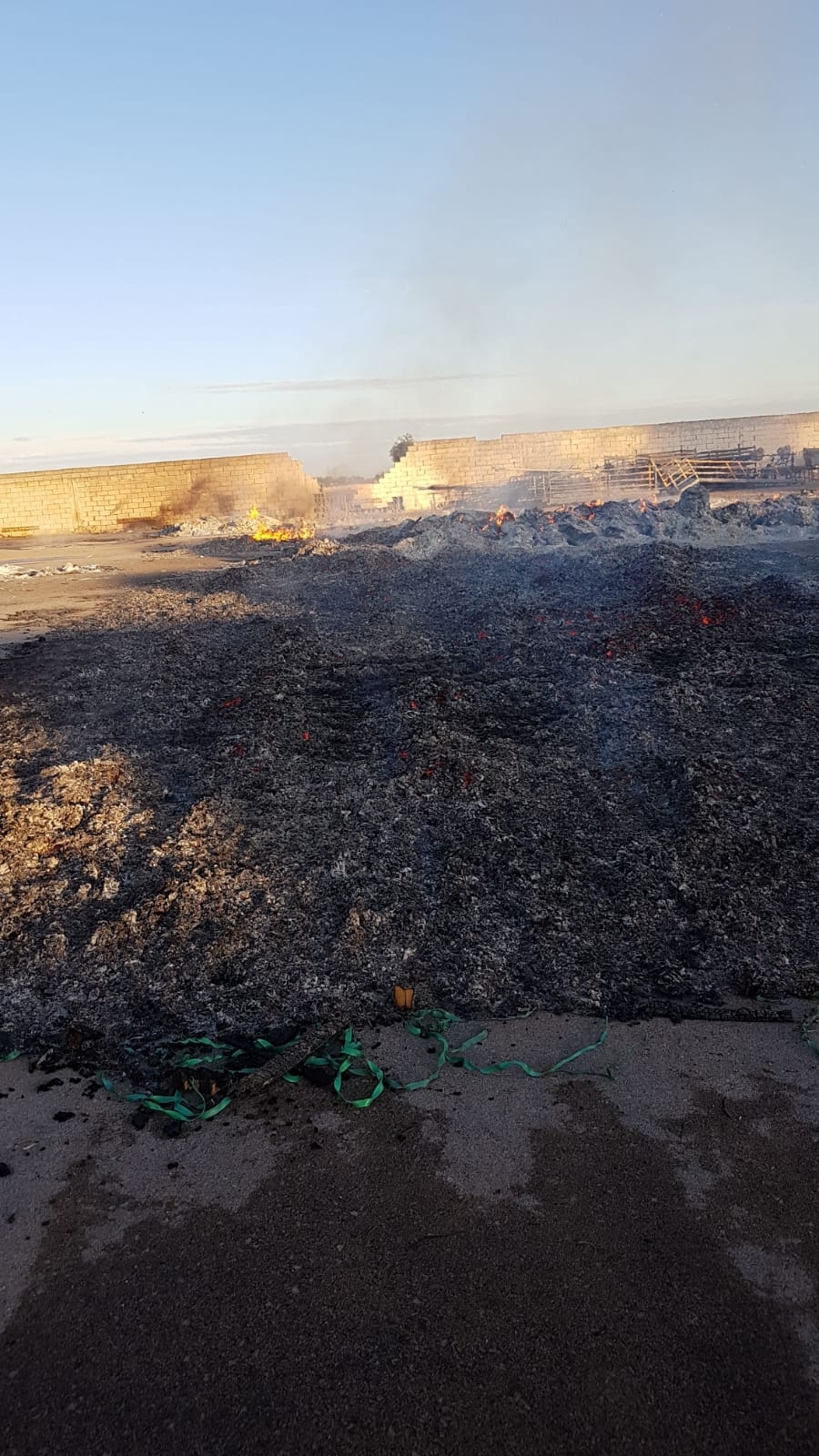 Incendio en el exterior de la cooperativa Santiago Apóstol