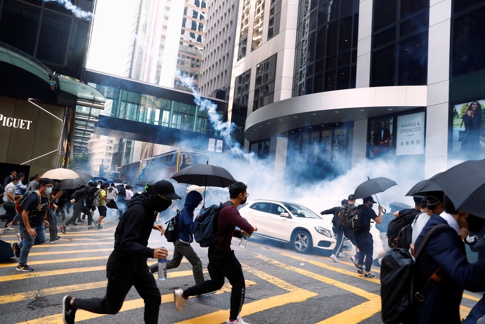 La Policía dispara a un manifestante en Hong Kong