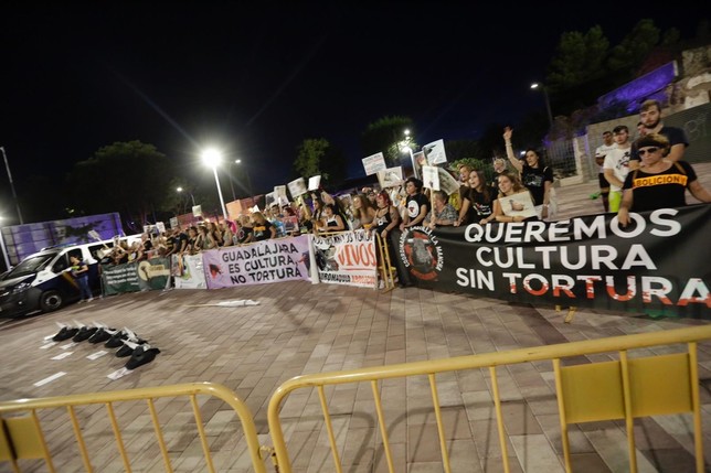 Protesta antitaurina a las puertas del coso ciudadrealeño