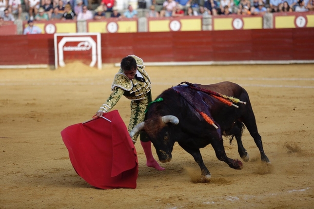 Aníbal y Luque, a hombros en la tercera del abono de feria