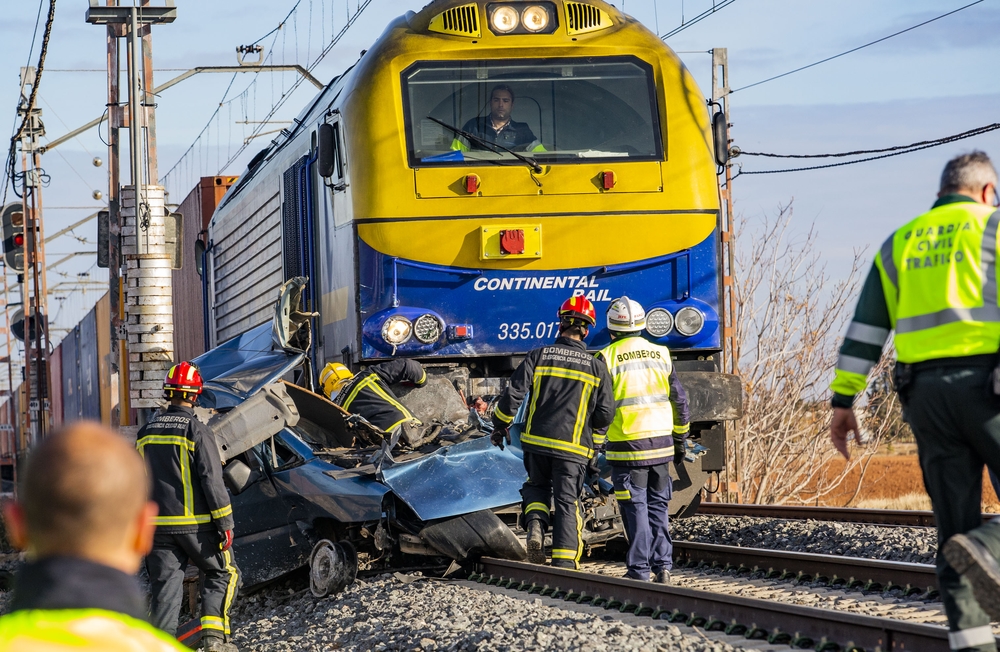 accidente ferroviario con dos muertos o fallecidos al colisionar un turismo con un trén de mercancias en Manzanares (C-Real) a la alatura de la carcel de Herrera de la mancha, un trén de mercancias arrolla a un turismo con dos ocupantes dentro fallecido  / RUEDA VILLAVERDE