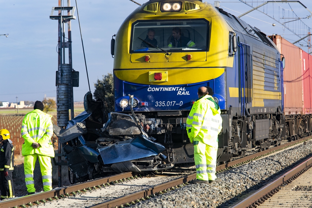 accidente ferroviario con dos muertos o fallecidos al colisionar un turismo con un trén de mercancias en Manzanares (C-Real) a la alatura de la carcel de Herrera de la mancha, un trén de mercancias arrolla a un turismo con dos ocupantes dentro fallecido  / RUEDA VILLAVERDE