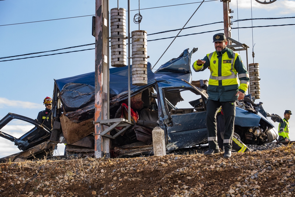 accidente ferroviario con dos muertos o fallecidos al colisionar un turismo con un trén de mercancias en Manzanares (C-Real) a la alatura de la carcel de Herrera de la mancha, un trén de mercancias arrolla a un turismo con dos ocupantes dentro fallecido  / RUEDA VILLAVERDE