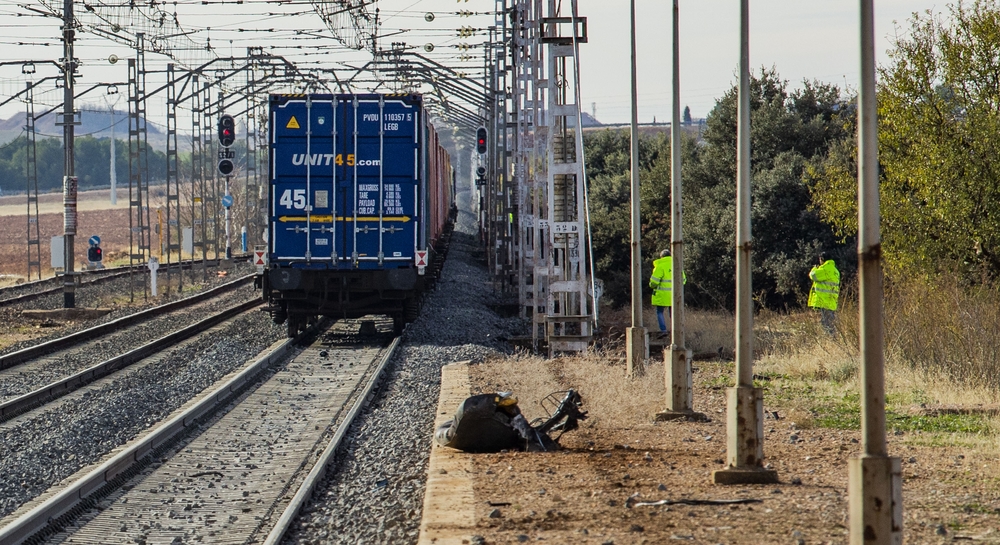 accidente ferroviario con dos muertos o fallecidos al colisionar un turismo con un trén de mercancias en Manzanares (C-Real) a la alatura de la carcel de Herrera de la mancha, un trén de mercancias arrolla a un turismo con dos ocupantes dentro fallecido  / RUEDA VILLAVERDE