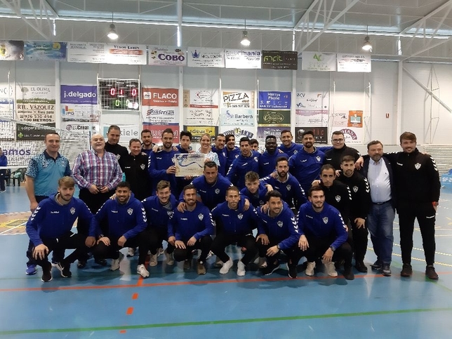 La plantilla del Yugo Socuéllamos ha sido homenajeada por su título en el Grupo XVIII de la Tercera División de fútbol en los prolegómenos del segundo partido.