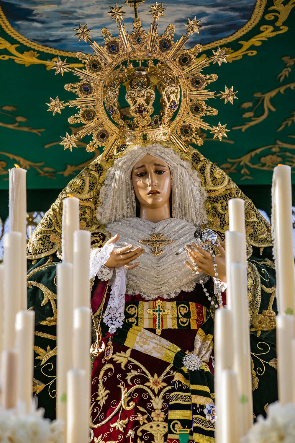 procesión del Cristo de Medinaceli y la Virgen de la Esperanza que sale del barrio del Pilar semana santa  / RUEDA VILLAVERDE