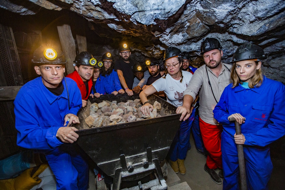 encierro de 11 persionas en el interior de la mina de mercurio de Almadén durante 11 dÁ­as, para protestar por la situción economica y de comunicaciones de la comarca de Almadén, con la cisita de unos turistas al interio de la mina