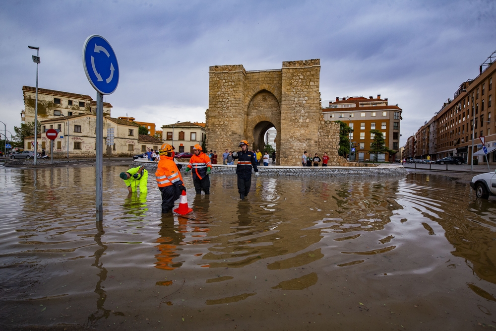  inundaciones en la Puerta Toledo, calle Esperanza y calle altagracia por la lluvi o tormenta de verano, bomberos, proteccion civil y policia local, inundaciones en ciudad real en verano por la lluvia o tormenta de verano