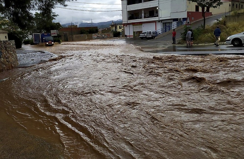 El agua atraviesa una calle de Socovos por la mañana