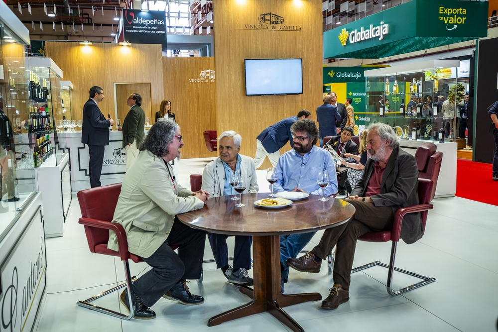 fenavÁ­n feria del vino, fotos de los stand para publicidad, japoneses y chinos en fenavÁ­n, comité ejecutivo de Globalcaja en FenavÁ­n, tunel del vino, gente catando vino  / RUEDA VILLAVERDE