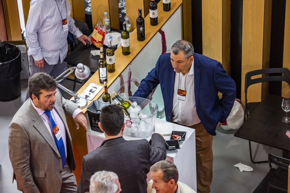 fenavÁ­n feria del vino, fotos de los stand para publicidad, japoneses y chinos en fenavÁ­n, comité ejecutivo de Globalcaja en FenavÁ­n, tunel del vino, gente catando vino  / RUEDA VILLAVERDE