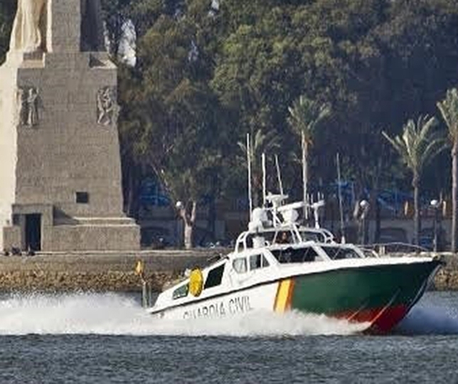 La Guardia Civil del Servicio Marítimo halló el cadáver flotando en el mar cerca del puerto deportivo de Mazagón