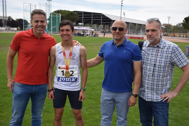 Carlos Sánchez-Crespo es felicitado por su triunfo en 1.000 metros por el nuevo concejal de Deportes, Antonio Gallego, y por Olallo Fernández, presidente de la Federación Territorial.