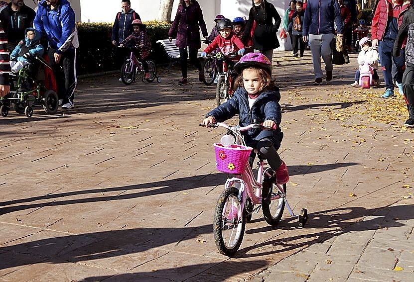 Niños y mayores disfrutan en bicicleta
