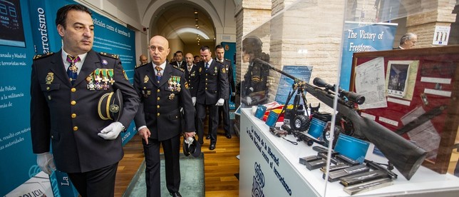 Inspectores de Policía Nacional adscritos a la Comisaría durante el recorrido de la exposición