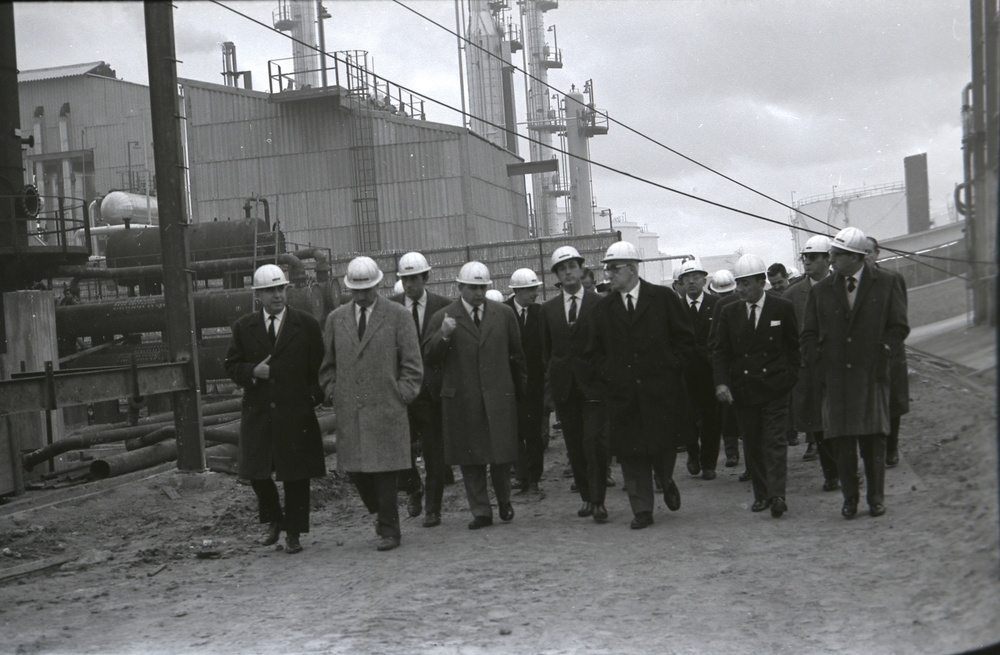 El ministro de industria durante su visita a la refinería de Puertollano