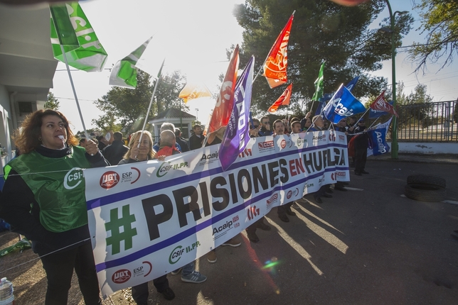 Los sindicatos de prisiones vuelven a protestar en la calle
