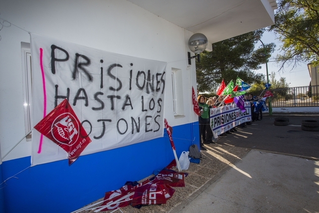 Los sindicatos de prisiones vuelven a protestar en la calle