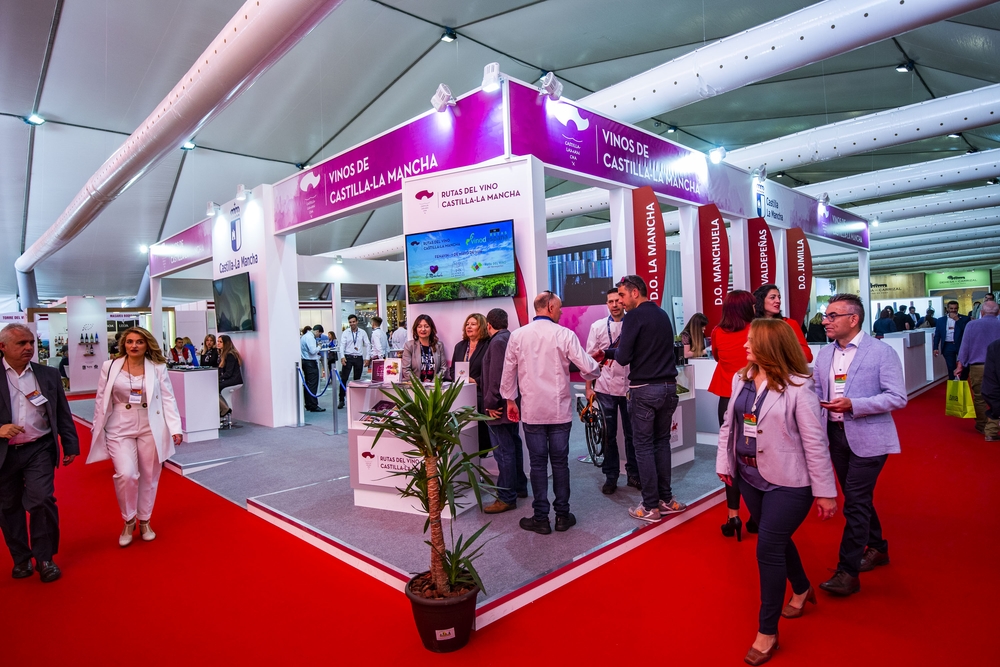 fenavÁ­n feria del vino, fotos de los stand para publicidad, japoneses y chinos en fenavÁ­n, comité ejecutivo de Globalcaja en FenavÁ­n, tunel del vino, gente catando vino  / RUEDA VILLAVERDE