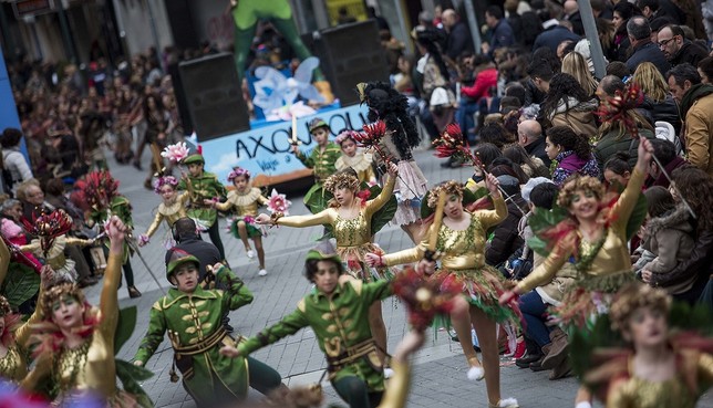 El desfile de Piñata atrae a 3.600 personas de 45 peñas