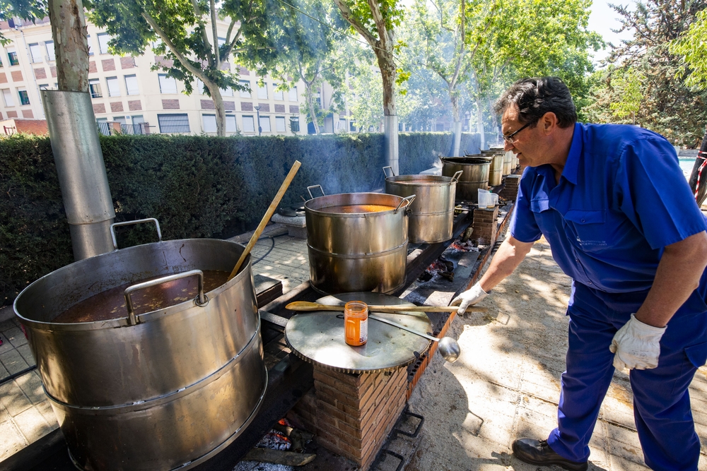 Fiesta del Santo Voto de Puertollano, reparto de la comida del Voto, voto, Sanato Voto  / RUEDA VILLAVERDE