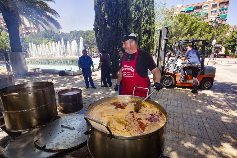 Fiesta del Santo Voto de Puertollano, reparto de la comida del Voto, voto, Sanato Voto  / RUEDA VILLAVERDE