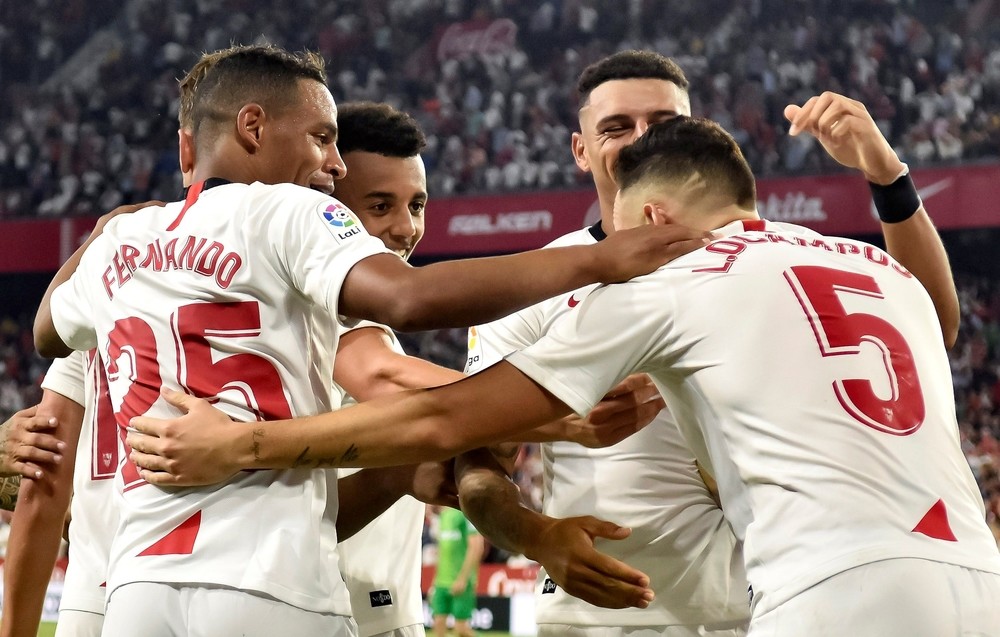 El Sevilla priva a la Real del liderato