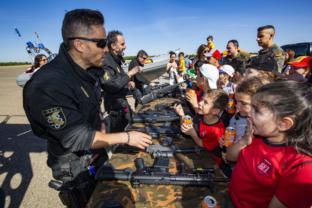 jornadas de puertas abiertas en la base de helicóipteros de Almagro, con la participación de la guardia Civil, Policia Nacional y los GEO, desmostración aerea de un helicoptero Tigre, y fotos de los 4helicopteros Tigre que van a Sevilla al desfile de l  / RUEDA VILLAVERDE