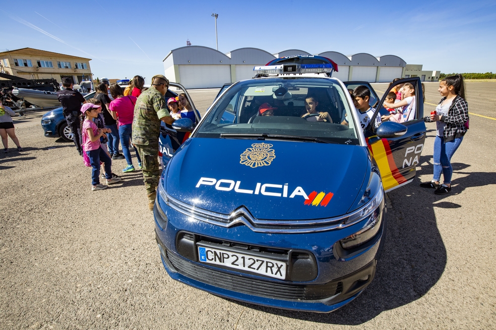 jornadas de puertas abiertas en la base de helicóipteros de Almagro, con la participación de la guardia Civil, Policia Nacional y los GEO, desmostración aerea de un helicoptero Tigre, y fotos de los 4helicopteros Tigre que van a Sevilla al desfile de l  / RUEDA VILLAVERDE