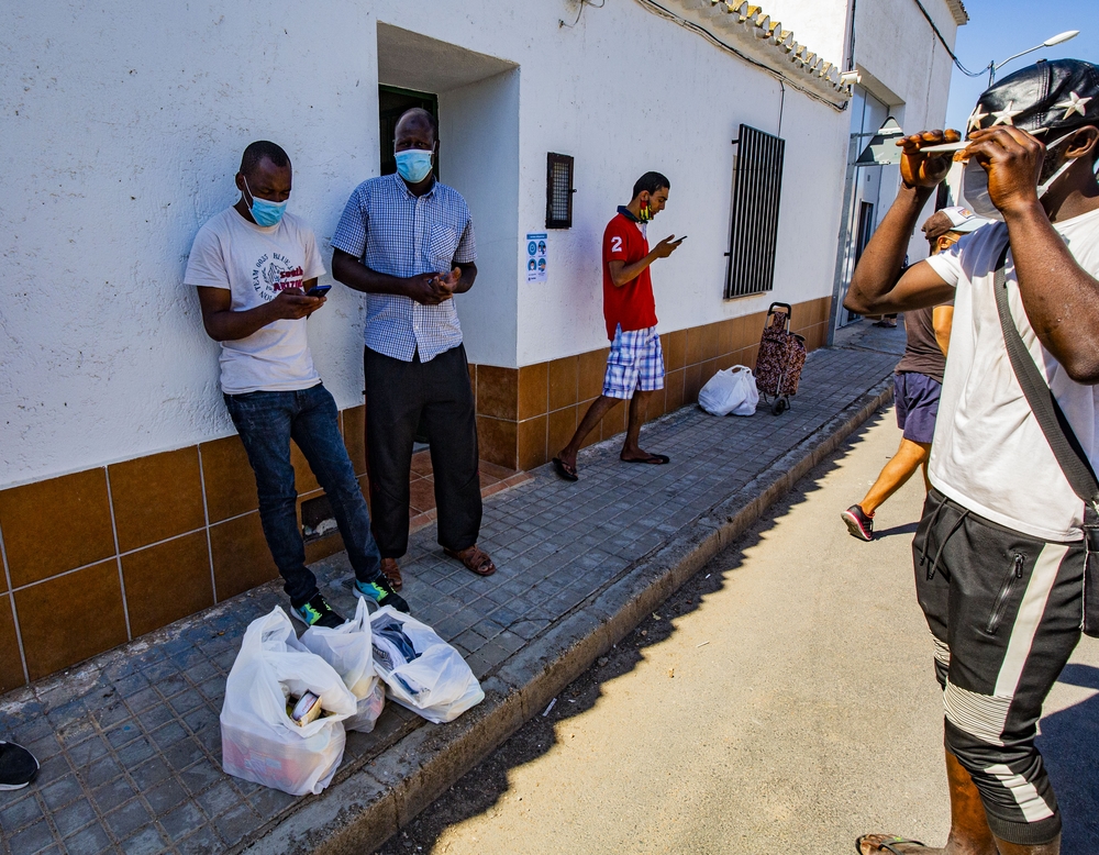 coronavirus, pandemia, reportaje en Tomelloso, sobre los temporeros y Cáritas, Caritas ayuda a los temporeros en la pandemia y por el coroanvirus en el alberge de Caritas en tomellóso, mascarillas  / RUEDA VILLAVERDE