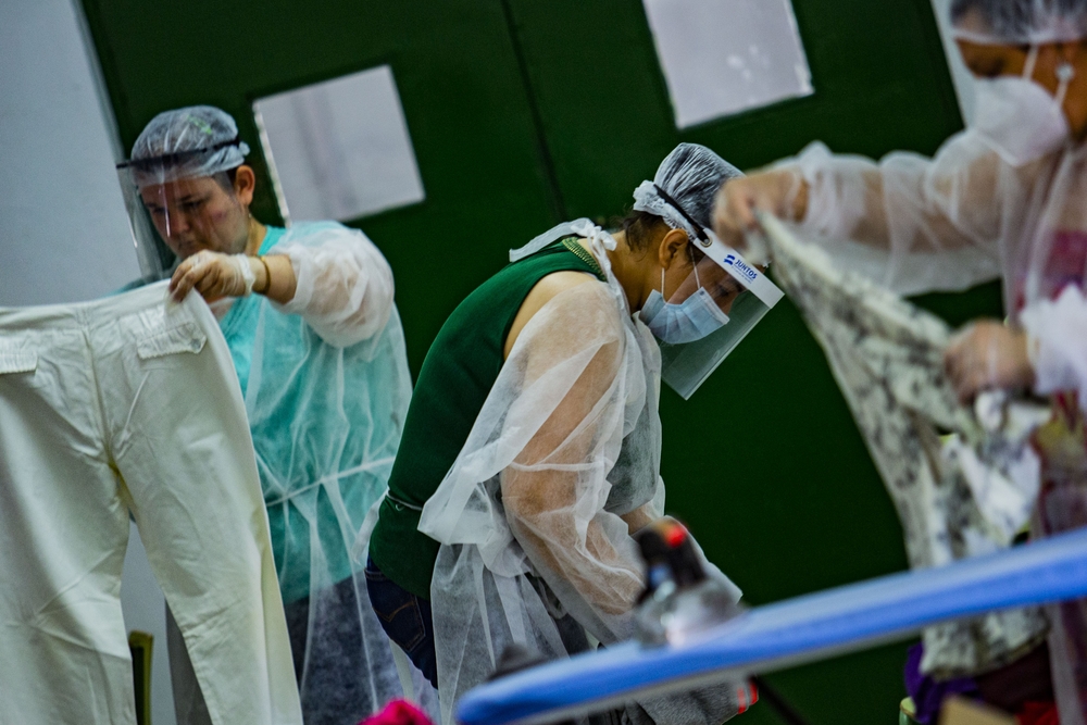 coronavirus, pandemia, reportaje en Tomelloso, sobre los temporeros y Cáritas, Caritas ayuda a los temporeros en la pandemia y por el coroanvirus en el alberge de Caritas en tomellóso, mascarillas  / RUEDA VILLAVERDE