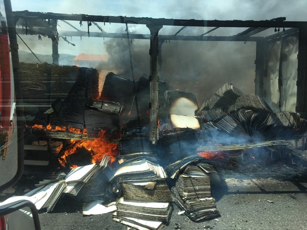 Arde un camión cargado de plásticos en Almuradiel