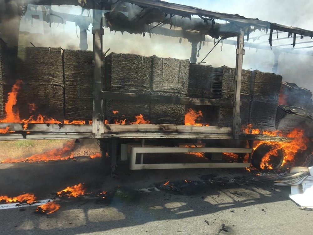 Arde un camión cargado de plásticos en Almuradiel