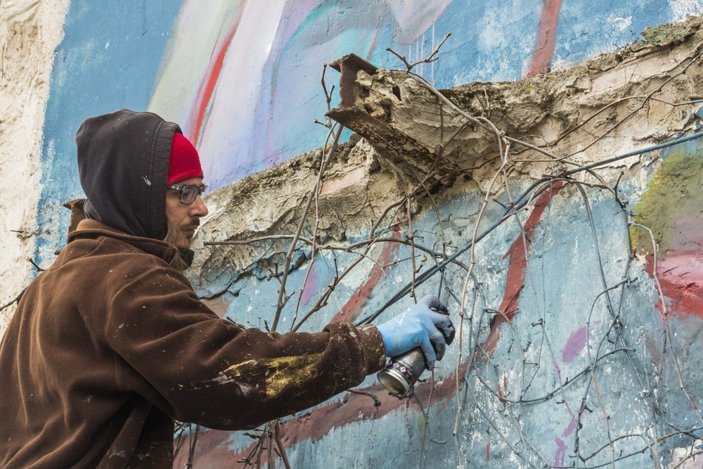 El pintor Laguna paga 3.440 euros por hacer un mural ‘ocupa’