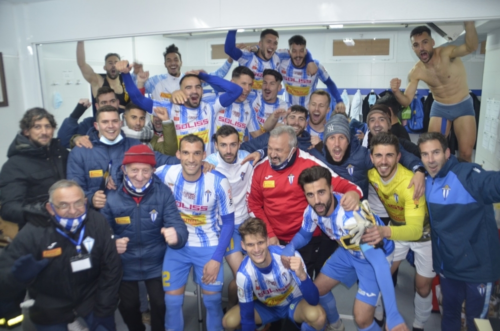 La plantilla del Villarrubia celebra el triunfo.