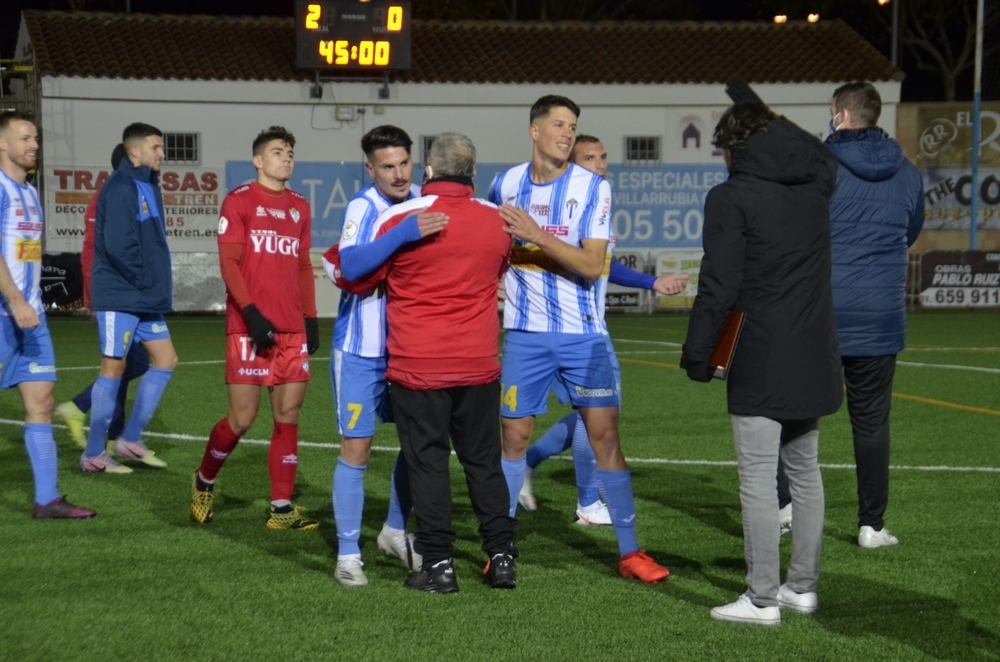 Los jugadores se saludan tras el encuentro.