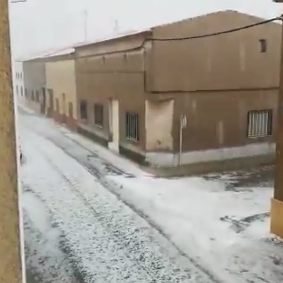 Una fuerte granizada inunda varias calles de Socuéllamos