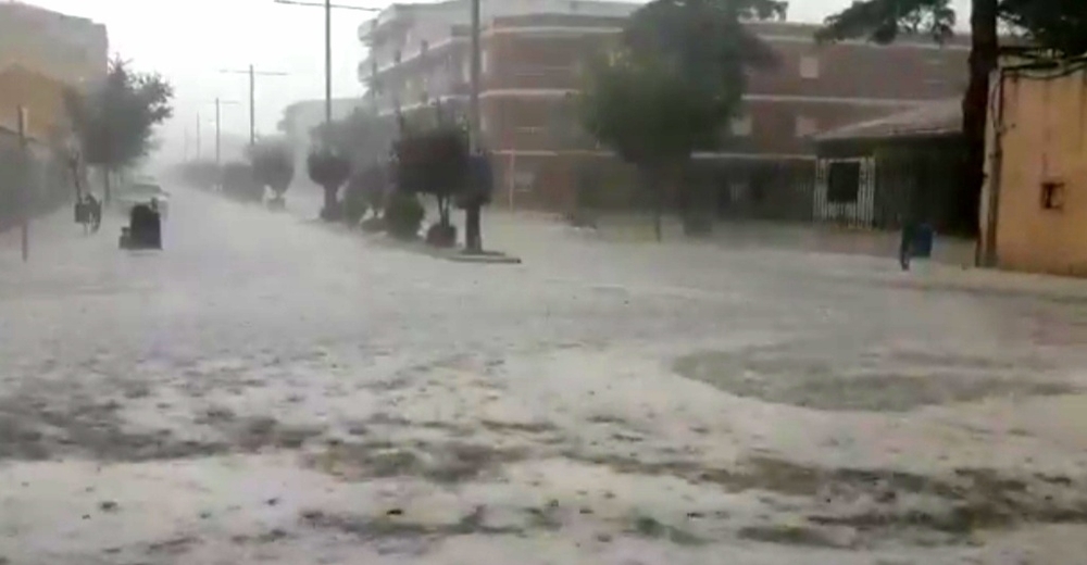 Una fuerte granizada inunda varias calles de Socuéllamos