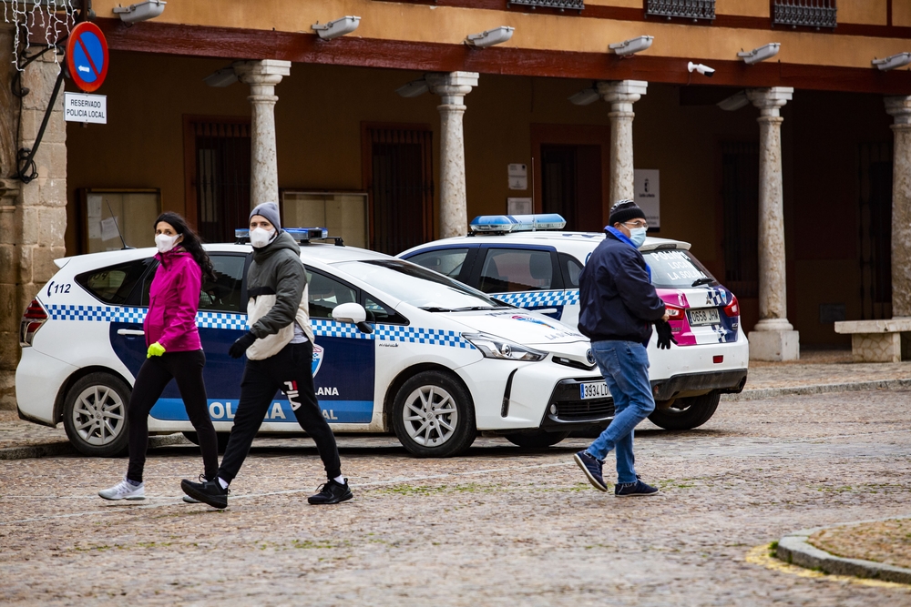 confinamiento perimetral y controles de la Guardia Civil en las entradas a La Solana, coronavirus y pandemia en la solana, cierre de bares y de la hosteleria, calles vacÁ­as y cierre perimetral de la Solana por la Guardia Civil  / RUEDA VILLAVERDE