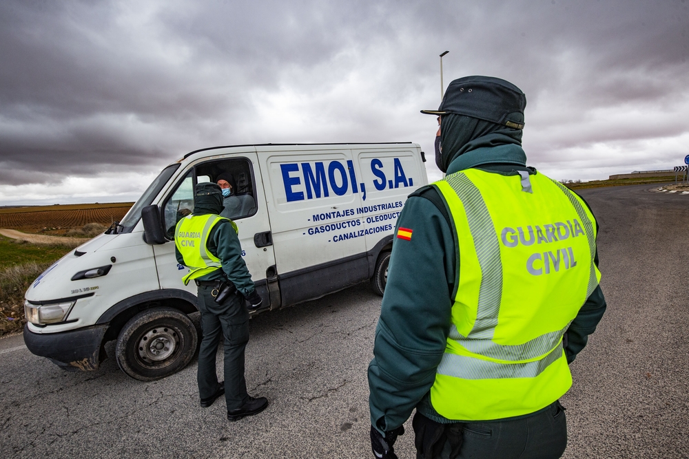 confinamiento perimetral y controles de la Guardia Civil en las entradas a La Solana, coronavirus y pandemia en la solana, cierre de bares y de la hosteleria, calles vacÁ­as y cierre perimetral de la Solana por la Guardia Civil  / RUEDA VILLAVERDE