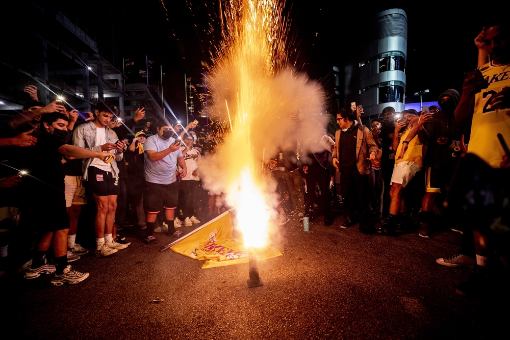 Fans celebrate the NBA Finals victory of the Los Angeles Lakers, in Los Angeles  / ETIENNE LAURENT