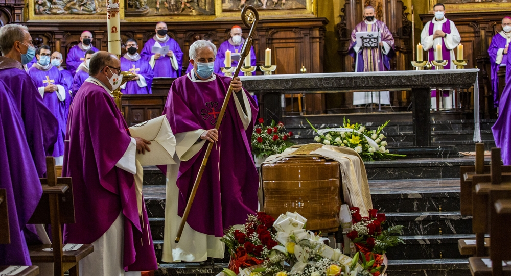 Funeral en la Catedral de Ciudad Real del Obispo émérito Antonio Algora, que fué enterrado en la catedral, coronavirus, pandemia, funeral por el obispo antonio algora en ciudad real  / RUEDA VILLAVERDE