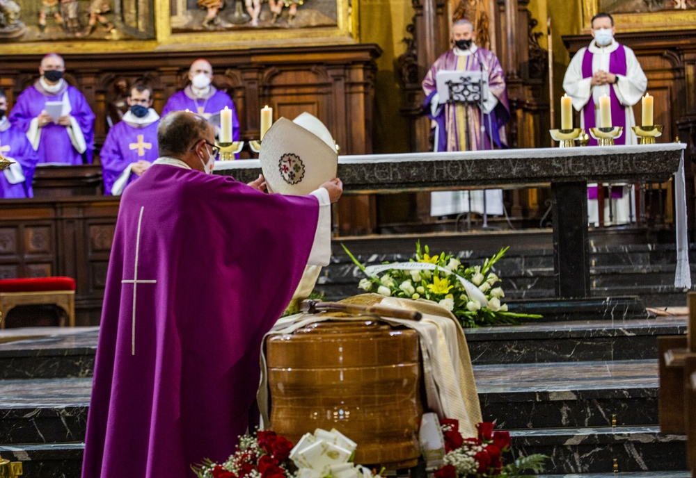 Funeral en la Catedral de Ciudad Real del Obispo émérito Antonio Algora, que fué enterrado en la catedral, coronavirus, pandemia, funeral por el obispo antonio algora en ciudad real  / RUEDA VILLAVERDE