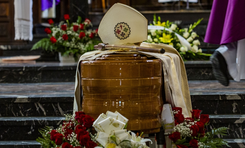 Funeral en la Catedral de Ciudad Real del Obispo émérito Antonio Algora, que fué enterrado en la catedral, coronavirus, pandemia, funeral por el obispo antonio algora en ciudad real  / RUEDA VILLAVERDE