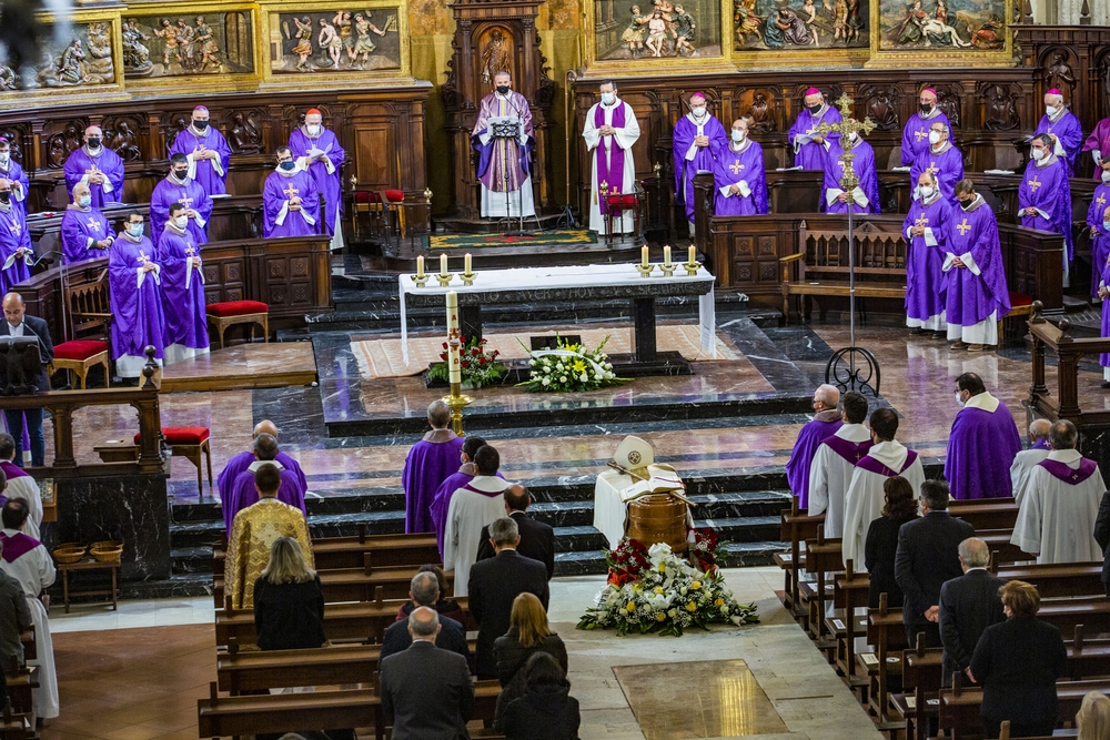 Funeral en la Catedral de Ciudad Real del Obispo émérito Antonio Algora, que fué enterrado en la catedral, coronavirus, pandemia, funeral por el obispo antonio algora en ciudad real  / RUEDA VILLAVERDE