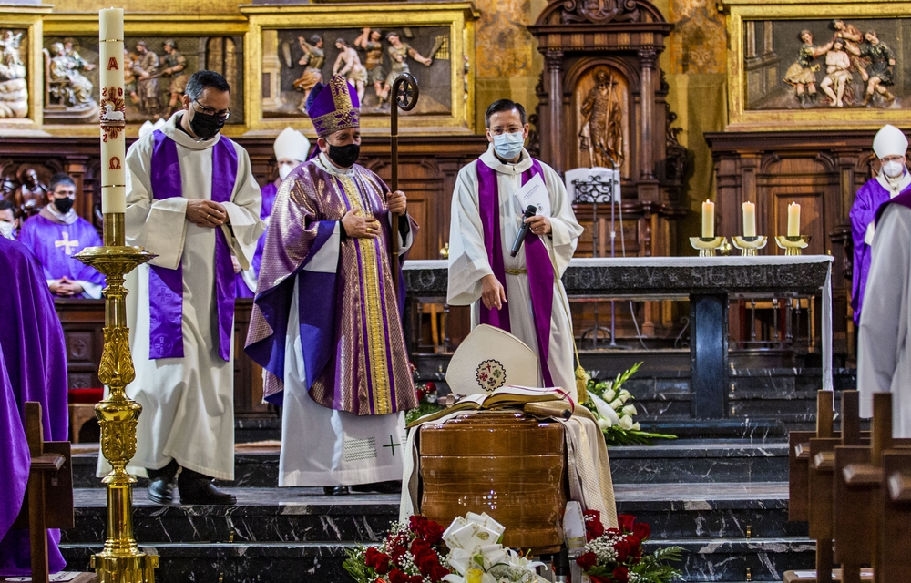 Funeral en la Catedral de Ciudad Real del Obispo émérito Antonio Algora, que fué enterrado en la catedral, coronavirus, pandemia, funeral por el obispo antonio algora en ciudad real  / RUEDA VILLAVERDE