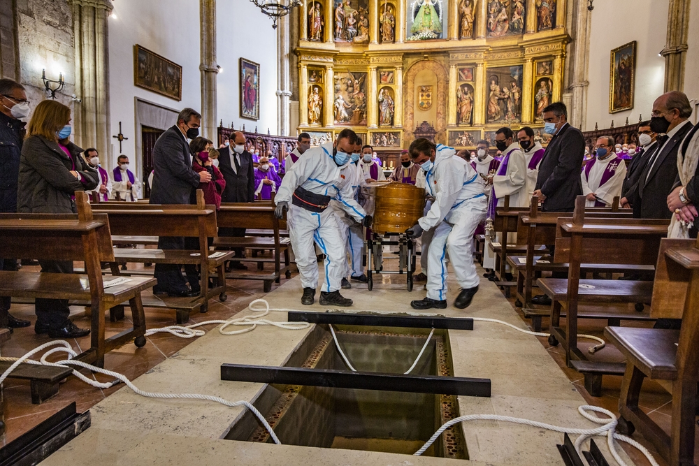 Funeral en la Catedral de Ciudad Real del Obispo émérito Antonio Algora, que fué enterrado en la catedral, coronavirus, pandemia, funeral por el obispo antonio algora en ciudad real  / RUEDA VILLAVERDE