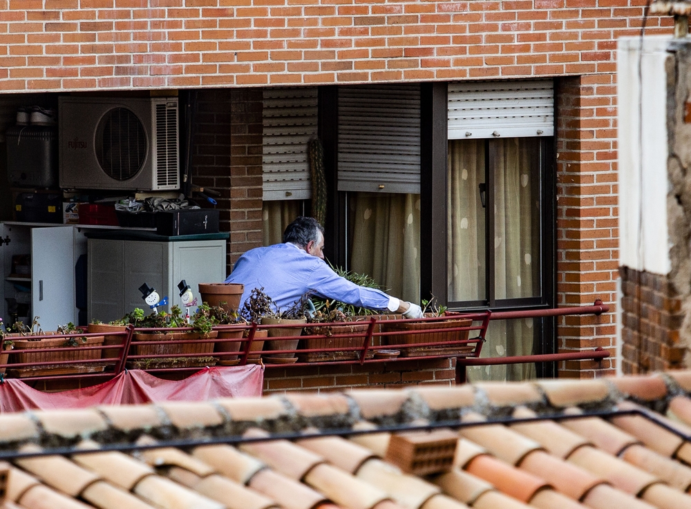 coronavirus, corona virus, un hombre se entretiene en su balcó de una vivienda de ciudad real, arreglando los maceteros, con sus guantes puestos  / RUEDA VILLAVERDE