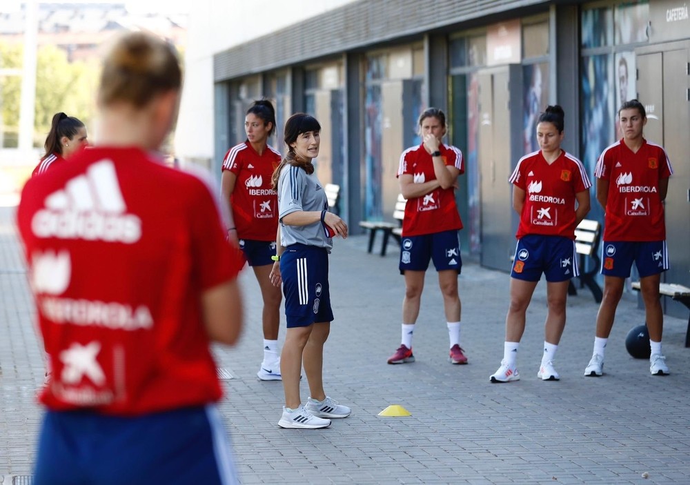 La manzanareña imparte instrucciones a las jugadoras de la selección femenina.